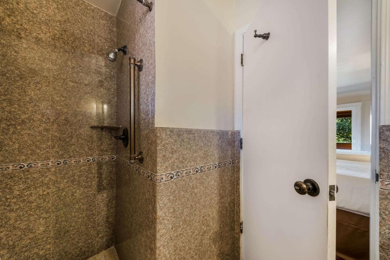 Clarion Collection Carmel Oaks Inn Екстер'єр фото